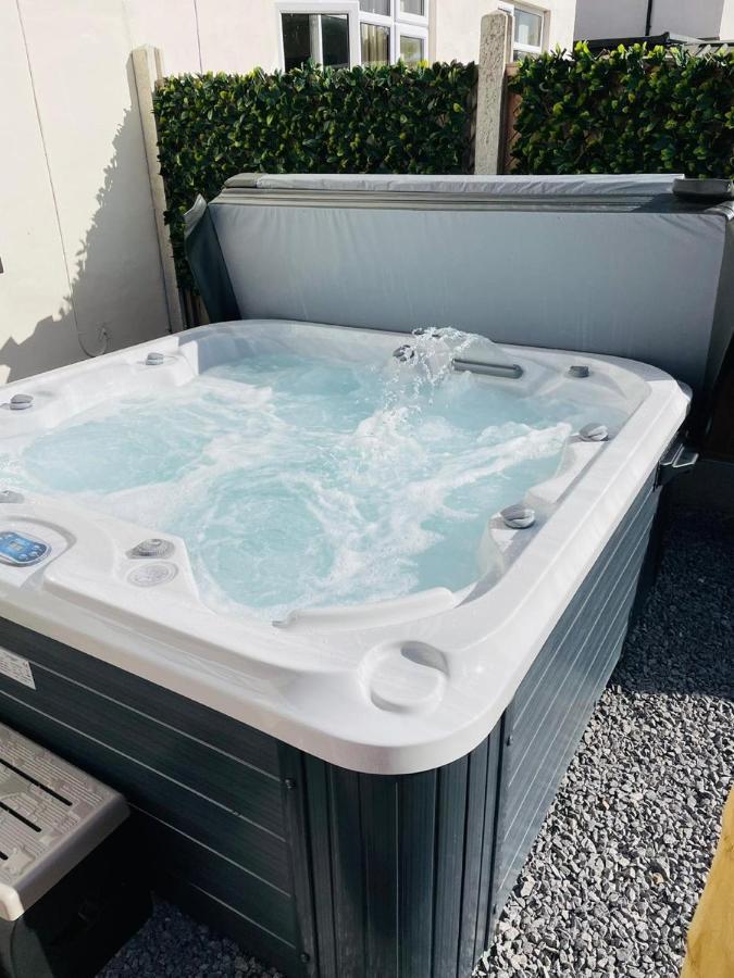 Stylish Hot Tub House With Free Parking! Villa ยอร์ค ภายนอก รูปภาพ